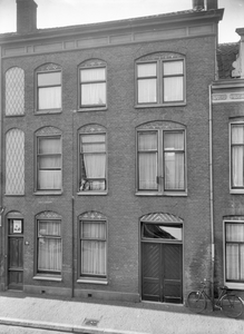 43337 Gezicht op de voorgevel van het huis Hagelstraat 16bis te Utrecht.